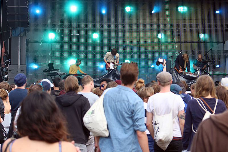 Band-performing-at-MS-Dockville-Festival