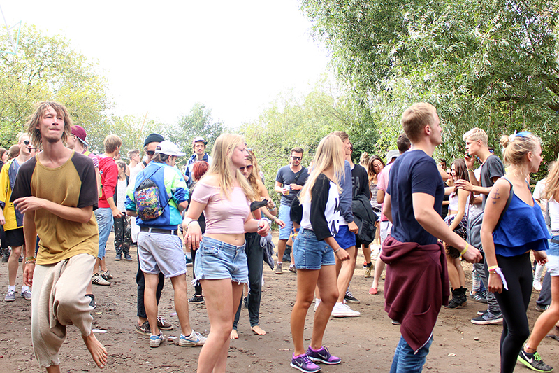 Dancing-in-the-mud-at-MS-Dockiville-Festival-Hamburg