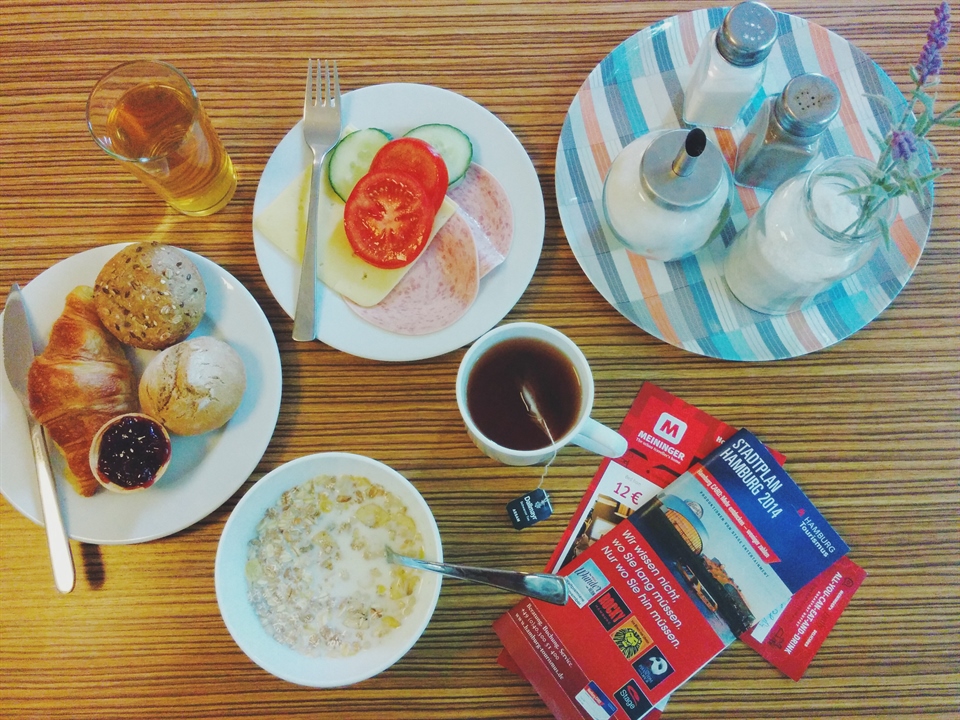 breakfast at meininger hotel hamburg_x960